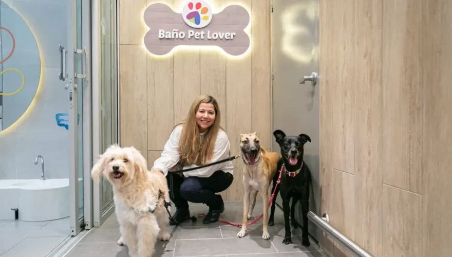 Bano Pet Lover en Santafe Medellin El primer baño para mascotas en un centro comercial está en Santafé Medellín: así funciona este espacio pet friendly