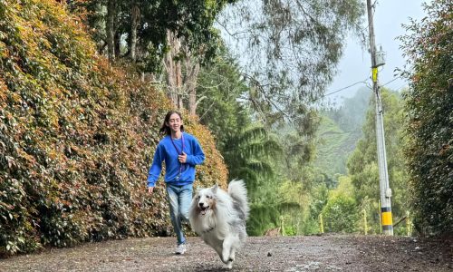 Laura Roldán y su perro Blue